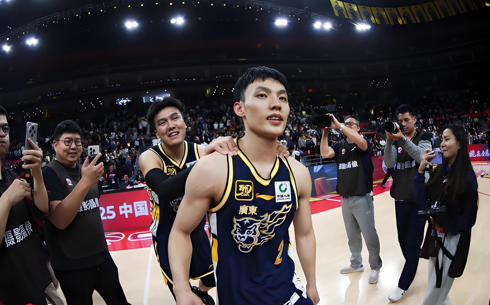 包含冲刺阶段广厦男篮调整名单以备全明星赛,再遭质疑环节打磨,震撼外界,更衣室氛围转暖的词条 包含冲刺阶段广厦男篮调整名单以备全明星赛,再遭质疑环节打磨,震撼外界,更衣室氛围转暖的词条